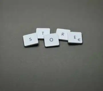 ليه زوار متجرك الإلكتروني يغادرون بدون شراء؟ 10 أسباب لضعف معدل التحويل (CRO) وكيف تعالجها